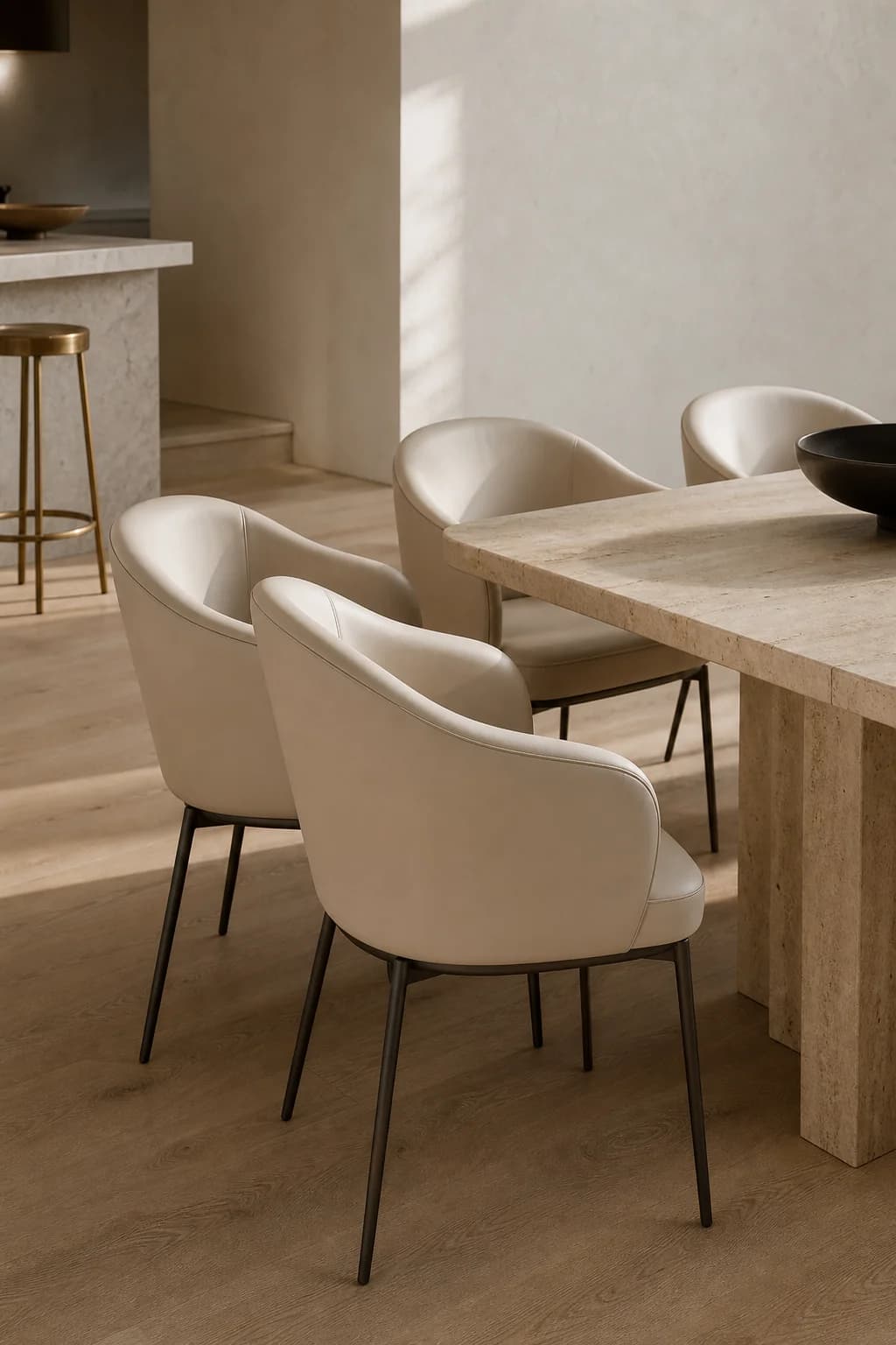 Assises MaisondAix — chaises en lin et chêne fumé disposées autour d’une table de repas contemporaine